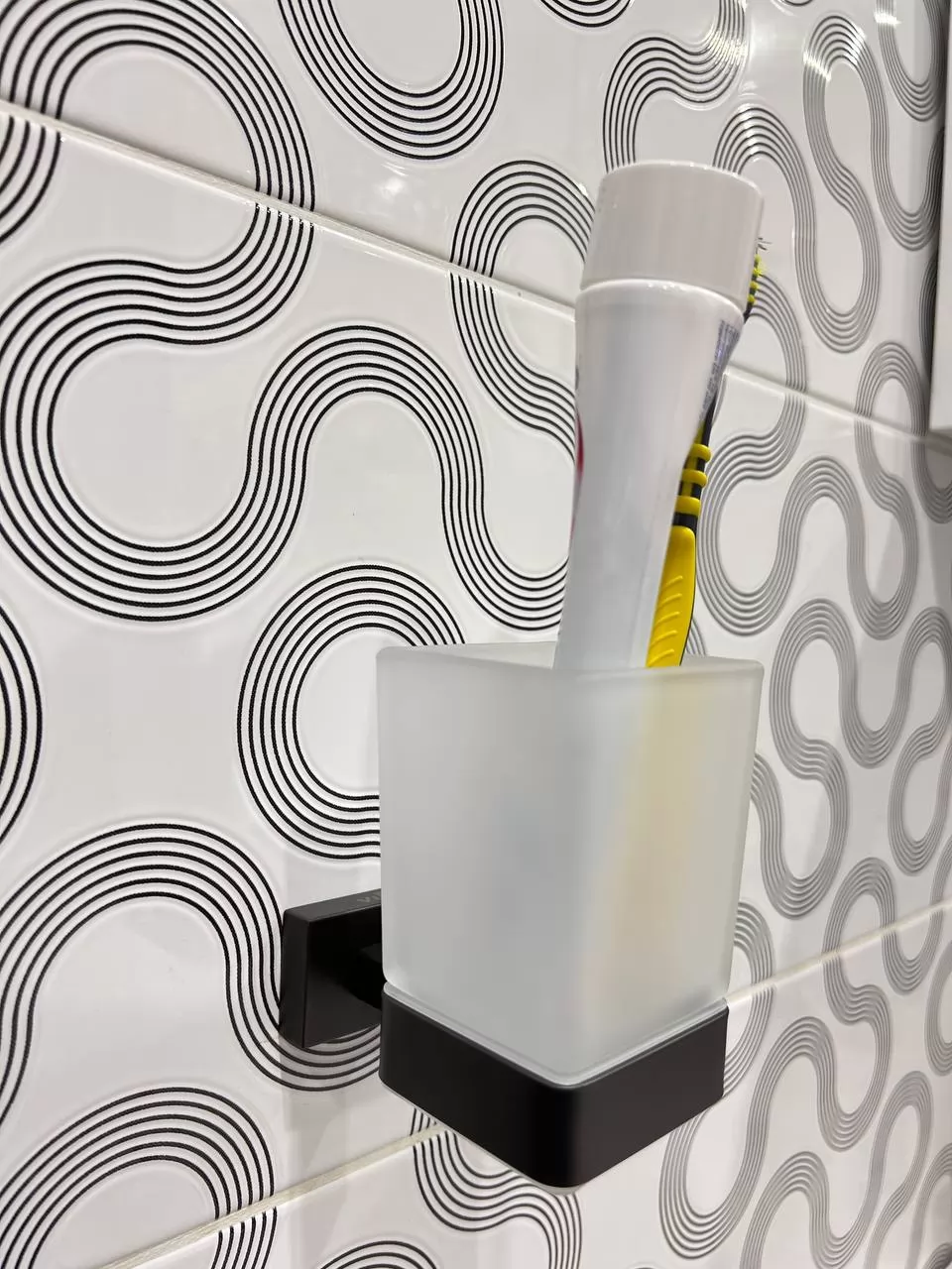 Стакан настенный для ванной комнаты Vieir V5005-G
